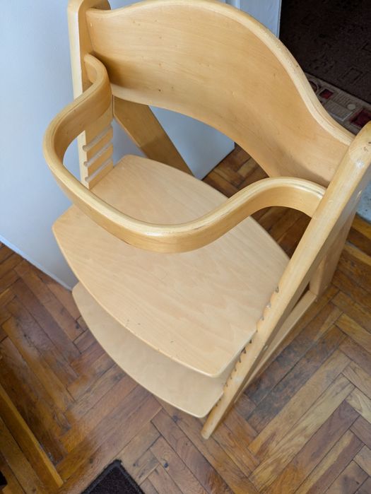 Детски стол за хранене дървен
