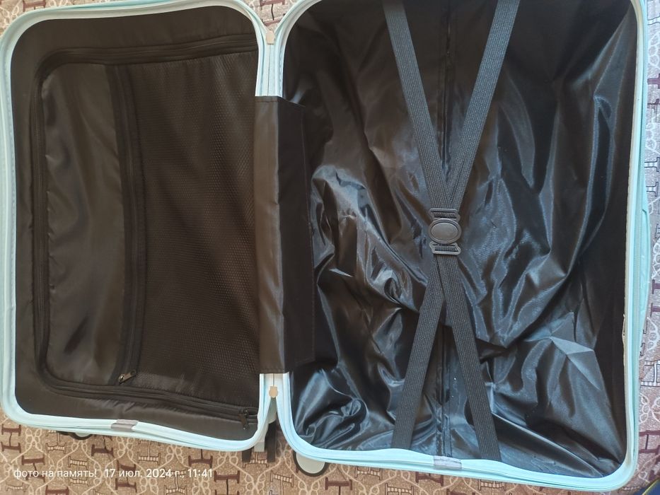 Продам чемодан для девочек.