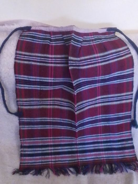 Продавам две престилки и възглавница с народни мотиви