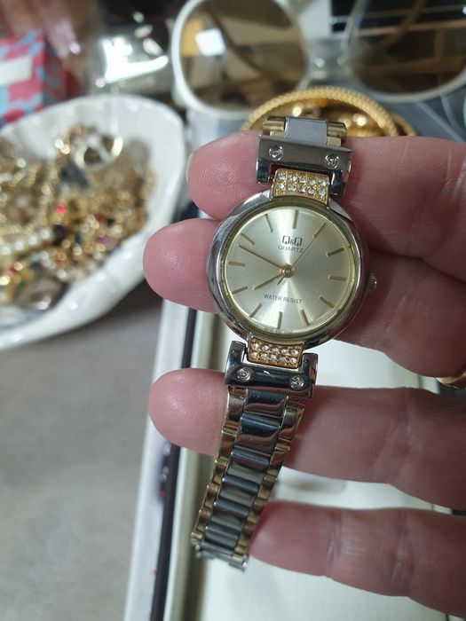 Часовник Q&Q ефектен