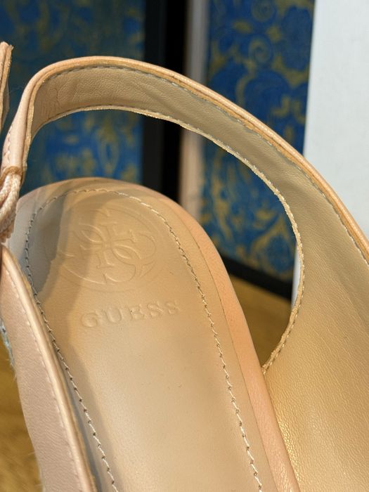 Дамски сандали GUESS на платформа 38.39