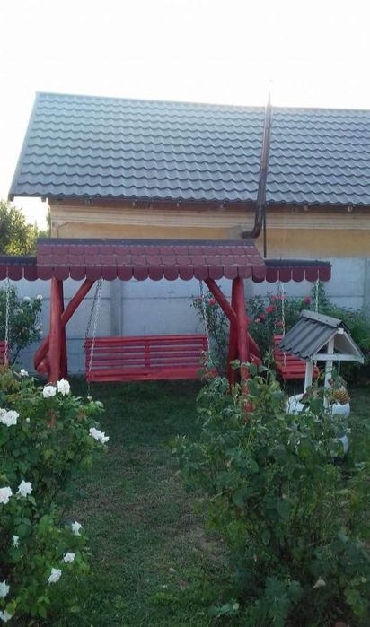 Leagăne și mese din lemn masiv