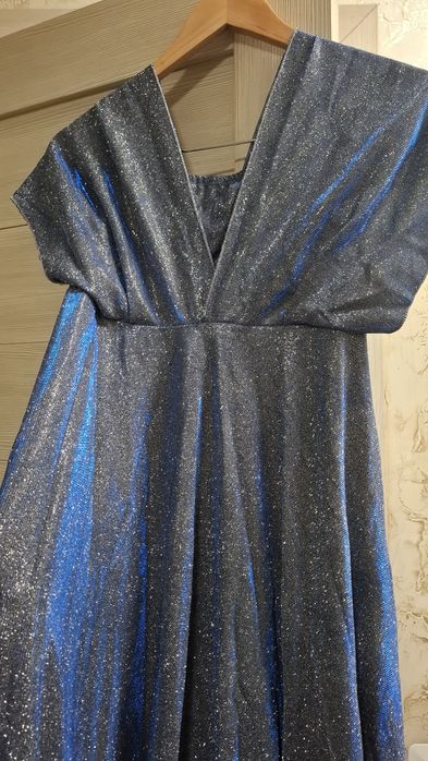 Длинное вечернее блестящее платье