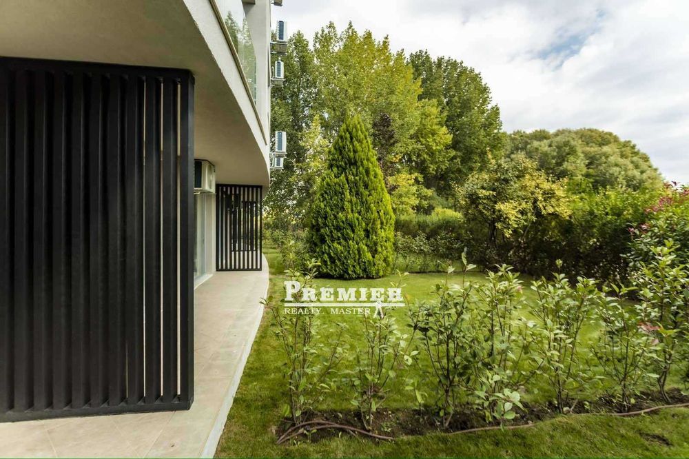 Двустаен със собствен “английски двор“, на метри от плажните дюни