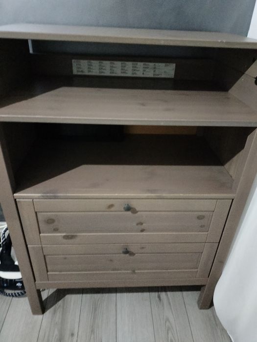 Dulap și masa înfășat din lemn Ikea