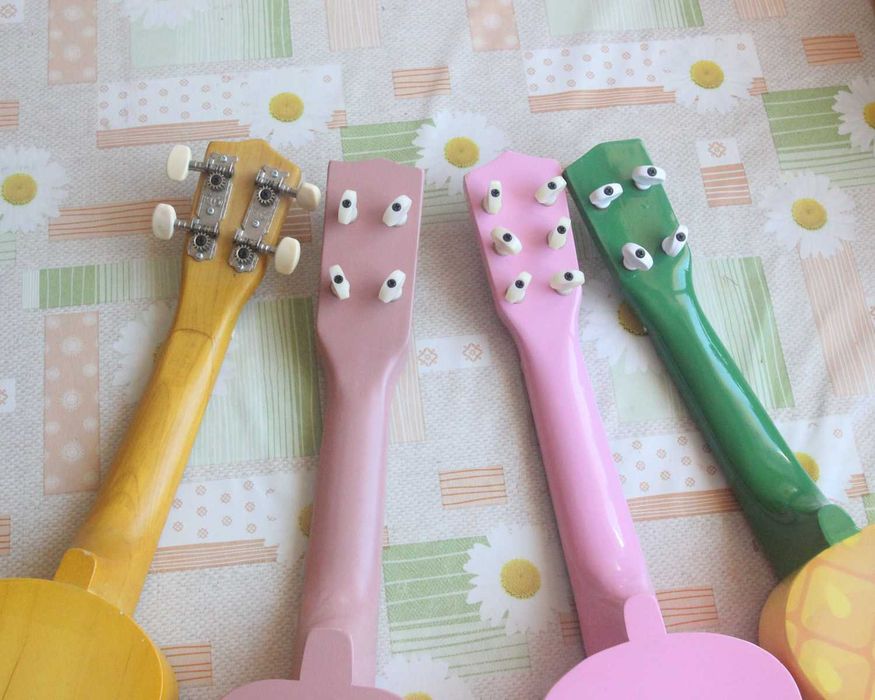Ukulele Classical - дървени , звучат добре.