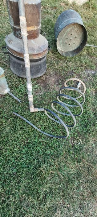 Două cazane de cupru vechi făcute manual