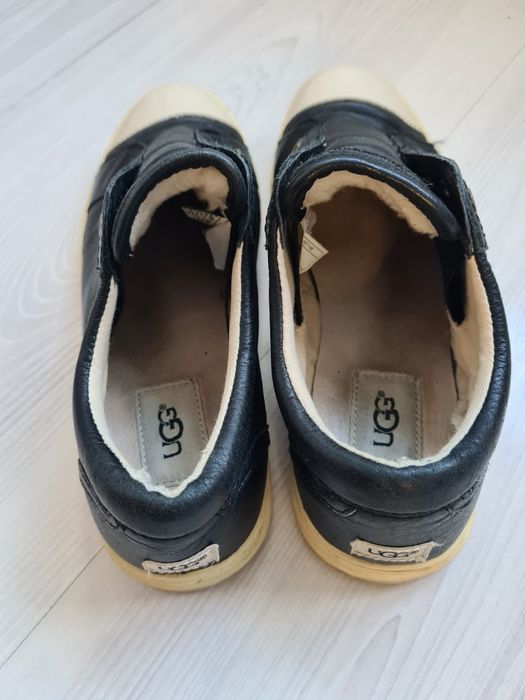 Vând tenisi UGG mărime 38 corespunde la 37