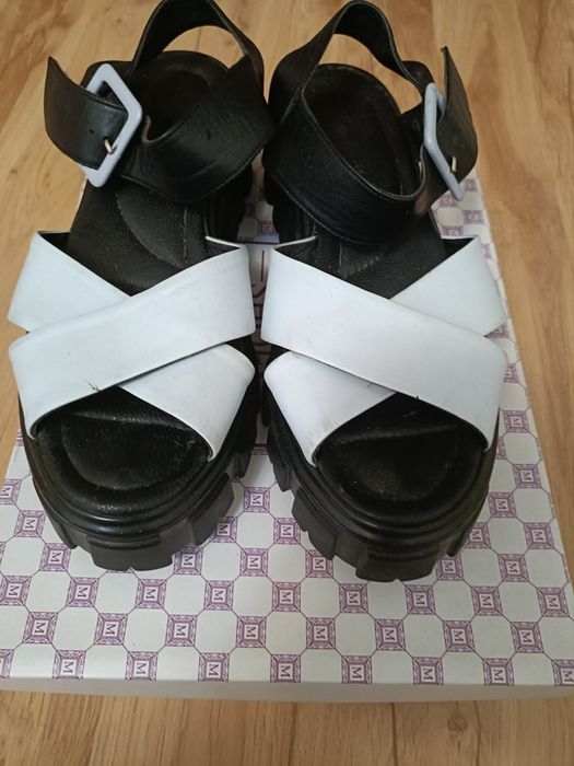 Продам босоножки