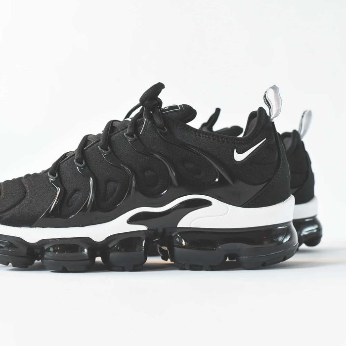 Обувки NIKE / VaporMax / Plus Black And White + КУТИЯ