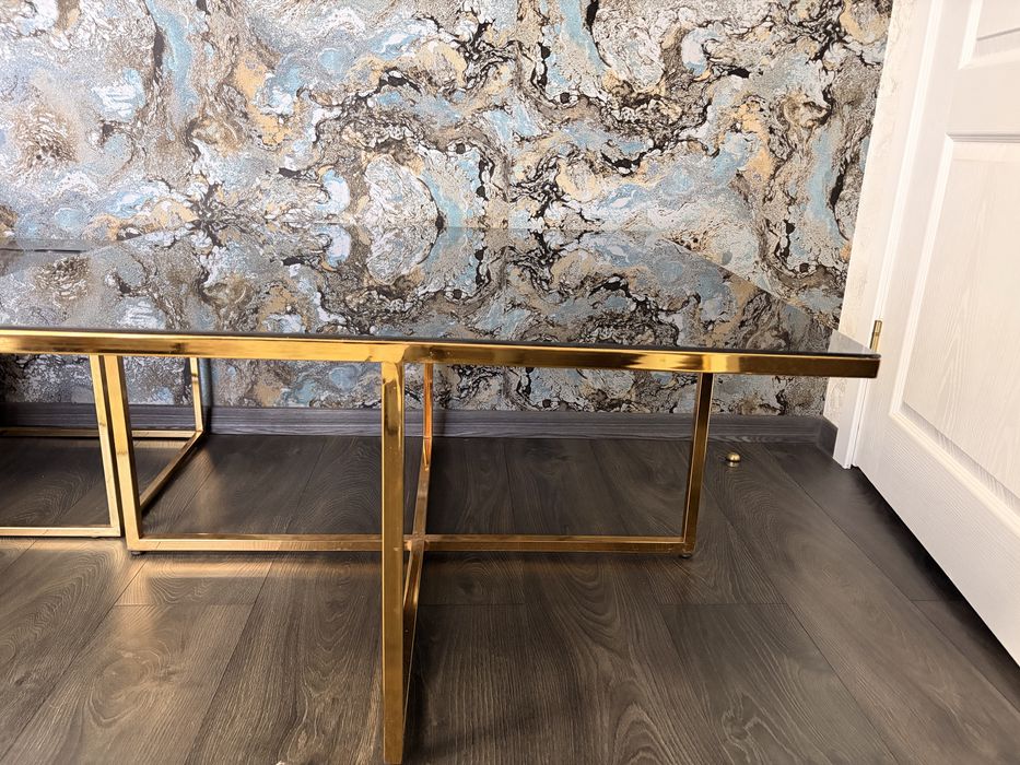 Masă living cu 3 scaune, structură metal auriu, blat sticlă, 90x90x30 cm