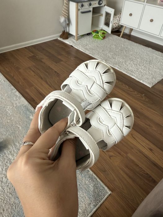 Продам сандали для девочки