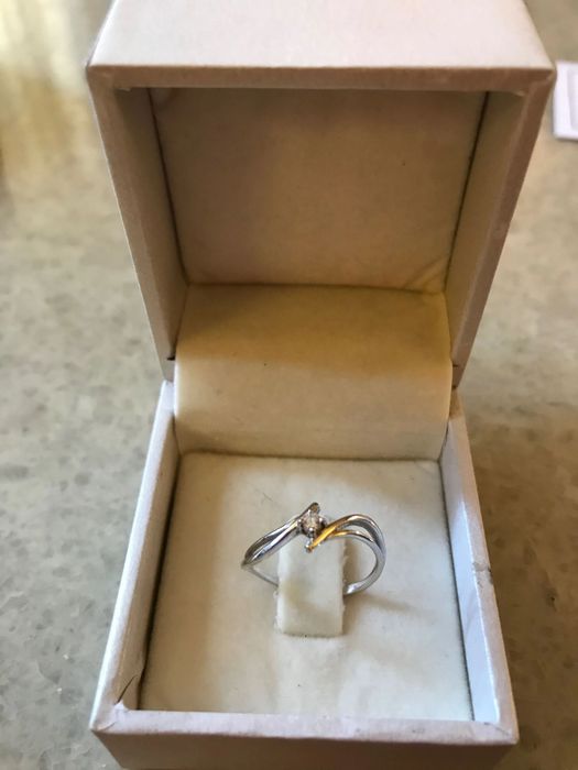 Продава златен пръстен с диамант