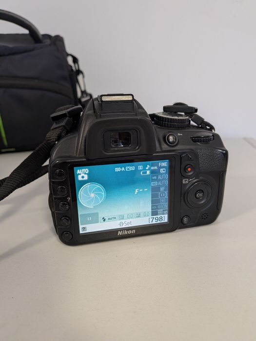 Nikon D3100 DSLR Obiectiv 18-55mm in stare foarte buna cu Geanta și toată accesoriile