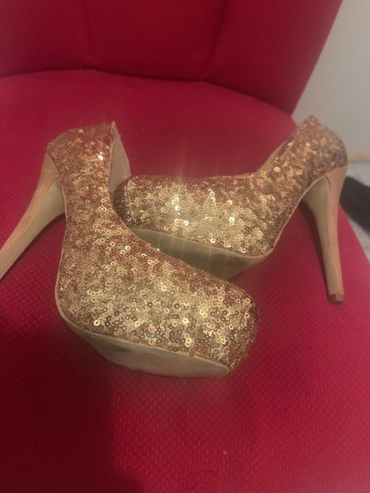 Pantofi cu strasuri si toc inalt