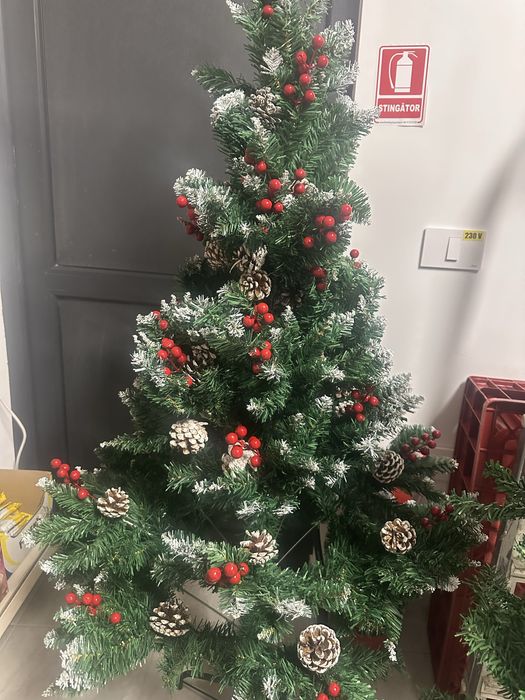 Brad artificial cu ramuri albe si decoratiuni