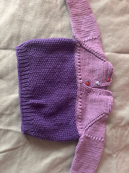 Детски ръчно плетени жилетки