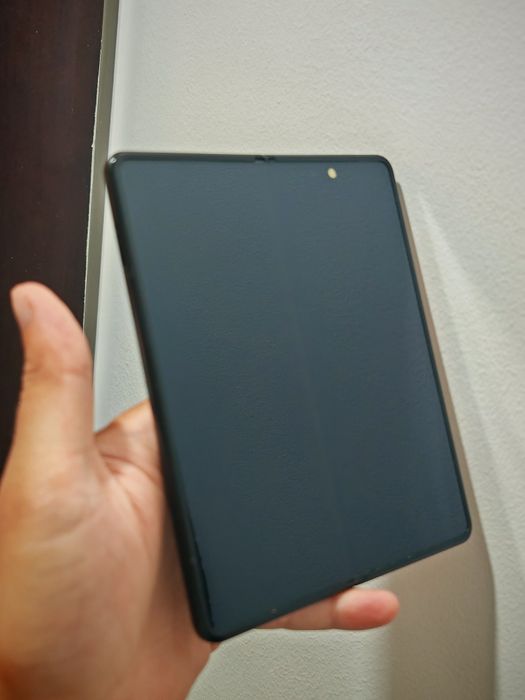 Дисплей за Samsung Galaxy Z Fold 3 (огъващия) с лека забележка.