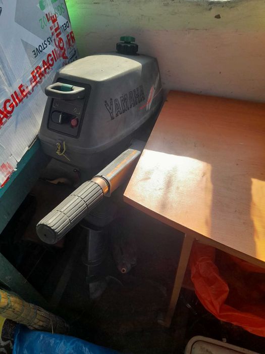 Barcă gonflabilă cu motor