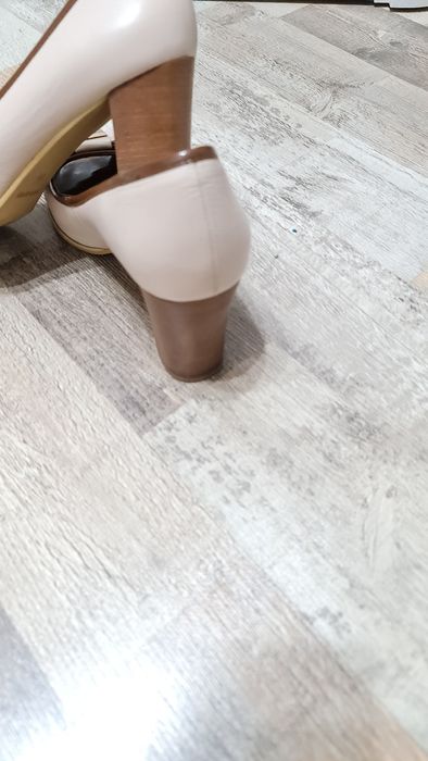 Продам женские туфли.