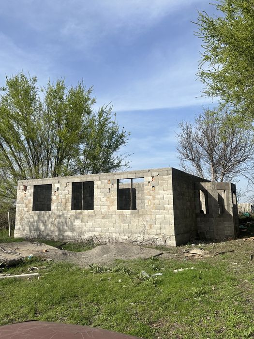 Продаётся участок с недостроенным домом