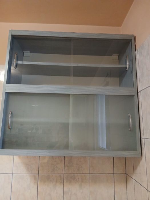 Dulap din lemn masiv vintage, fotoliu si dulap de bucatarie inclus