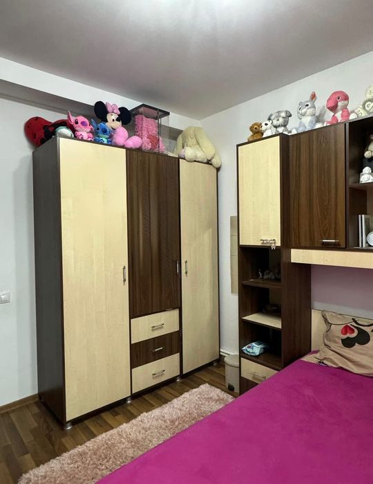 Vând dormitor complet de colț-pat,dulap,spatiu depozitare.