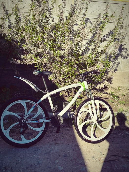 велосипед BMW белого цвета