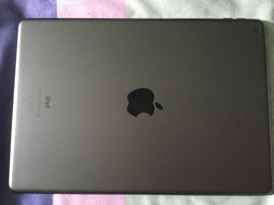 Продавам IPad 8 (gen.) 128 GB, за части айпад 8