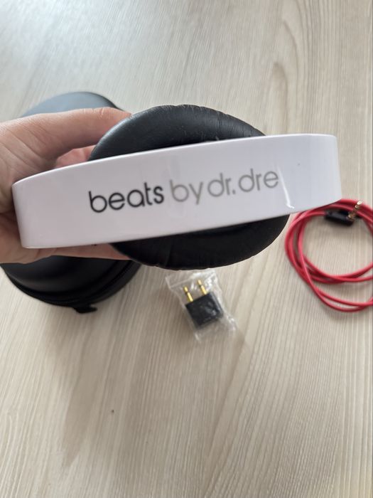 Beats наушники.