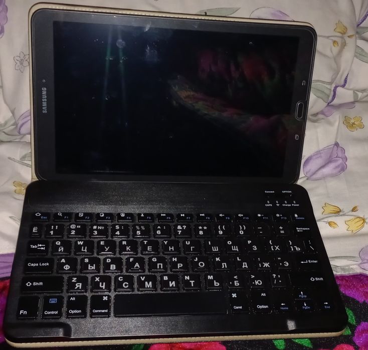 Samsung Tab-E plansheti sotiladi.