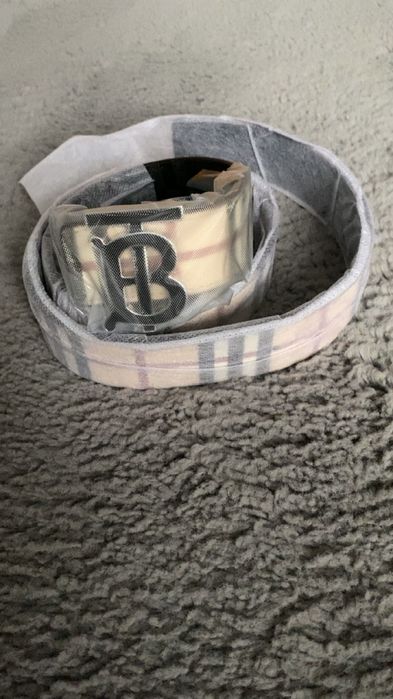 Curea Burberry model frumos