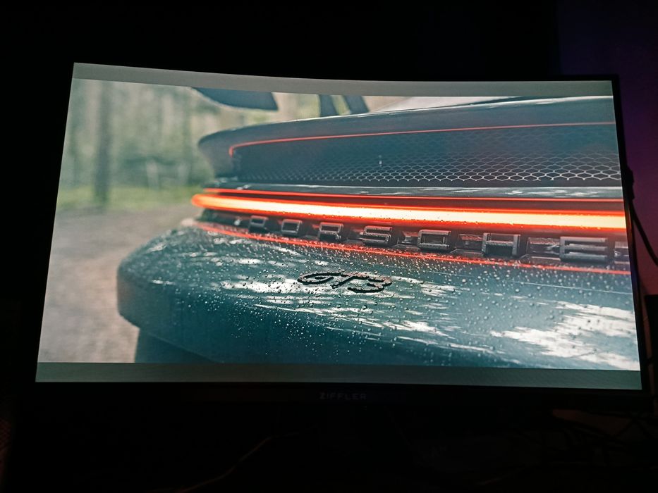 Игровой компьютер с монитором и аксессуарами