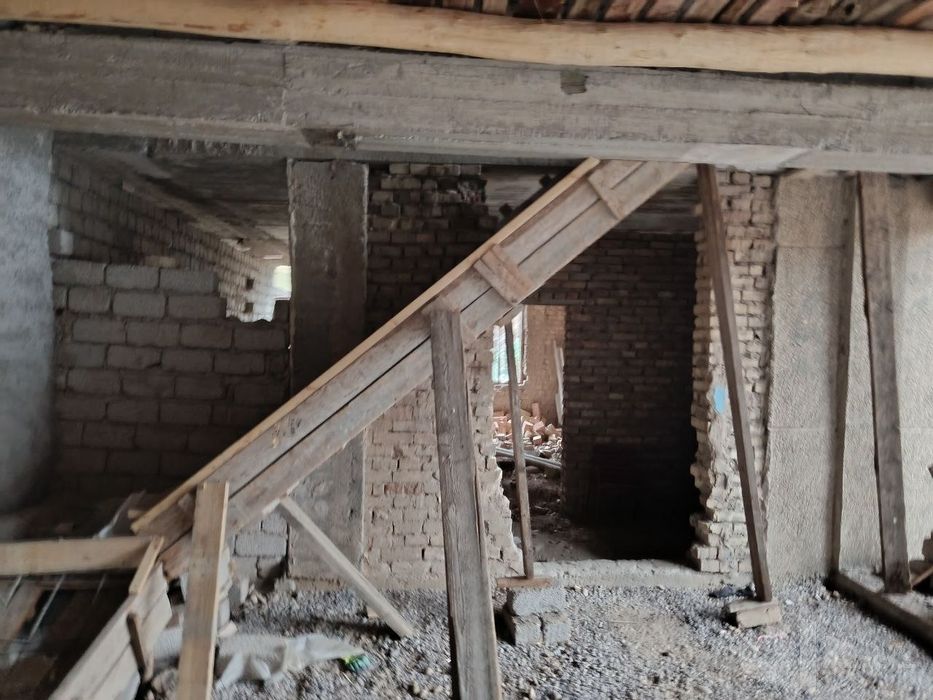 Oqtoshda dacha sotiladi