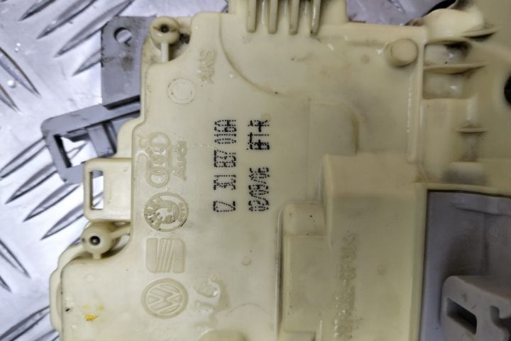 Broasca usa  dreapta fata  3C1837016A Volkswagen VW Passat B6