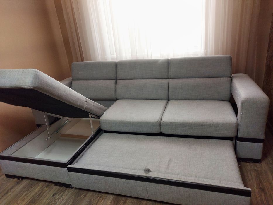 Диван угловой светлый