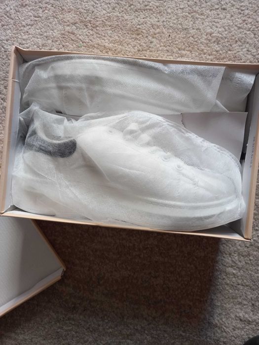 Vand pantofi sport noi