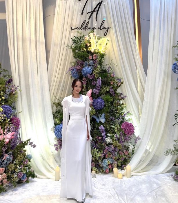 Платье с перьями и стразами