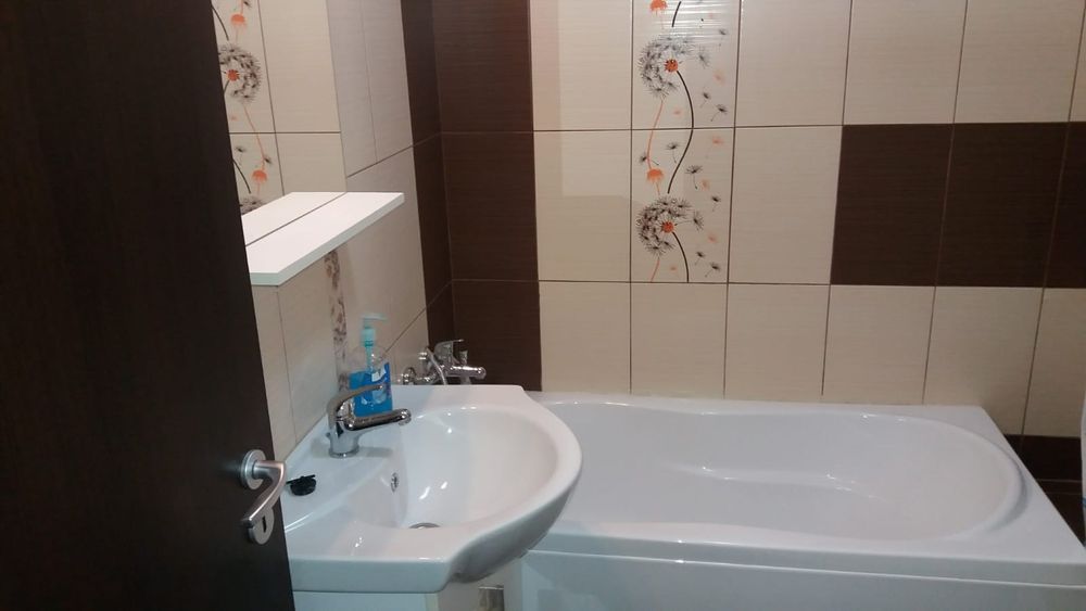 Închiriez garsoniera în bloc nou