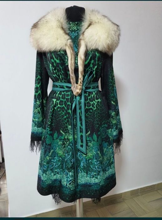 Rochie green animal print cu pene, frumoasă și stilata,in forma de A;