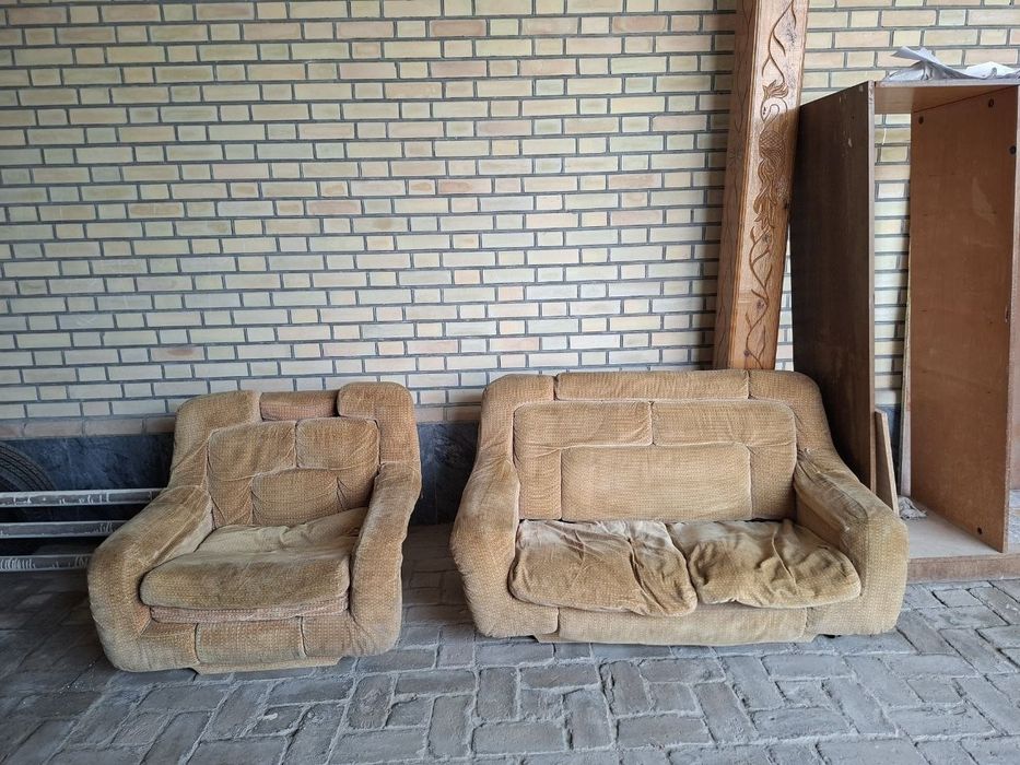 Продается шкаф, диваны.