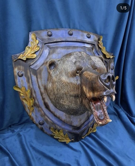 Резной медведь из дерева