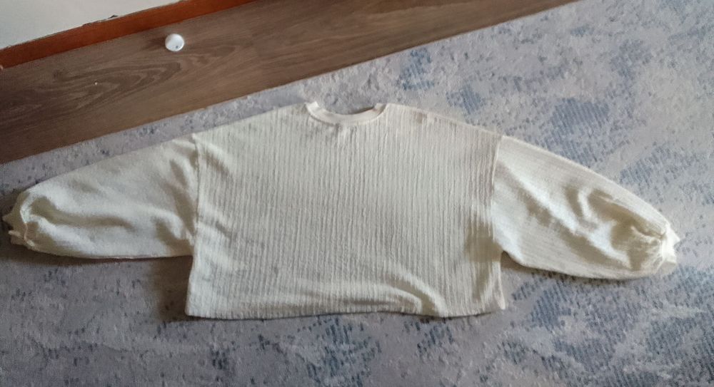 Кофта от бренда Bershka