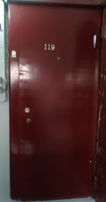 Дверь железная в среднем состоянии темно бордовая