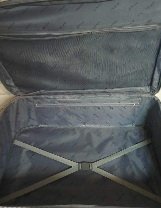 Куфар голям с дръжка на колела