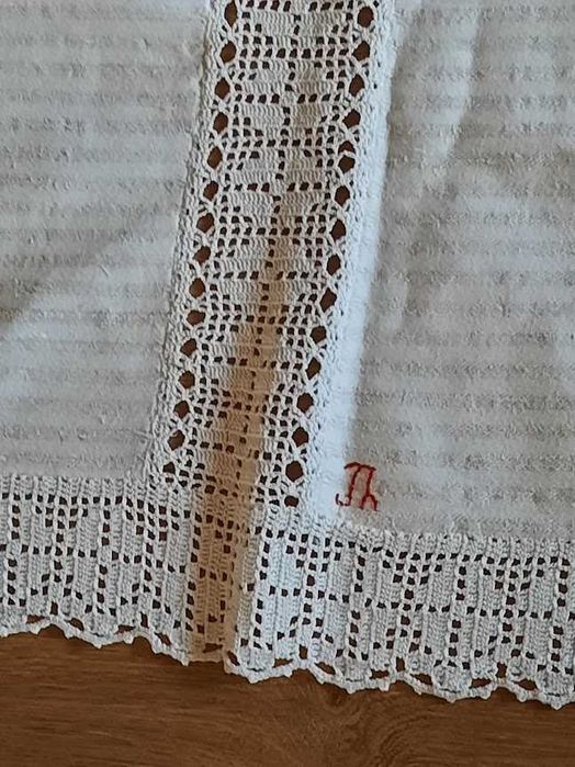 fata de masa din panza tesuta la razboi