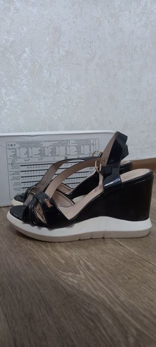 Продам босоножки