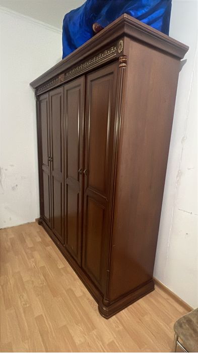 Шкаф коричневый