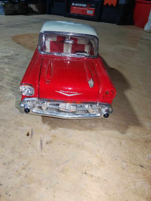 Macheta chevrolet bel air 1957  marime 1:24