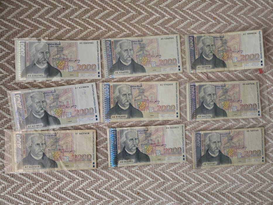 9 броя банкноти от 2000лв